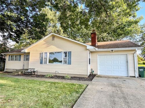 212 Beechwood St, Louisville, OH, 44641-8926 | Card Image