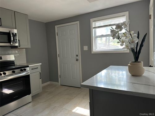 9 Juniper Pl, Amityville, NY, 11701-2606 | Card Image