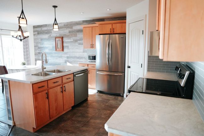 822 28 St, Home with 3 bedrooms, 3 bathrooms and 3 parking in Wainwright AB | Image 4