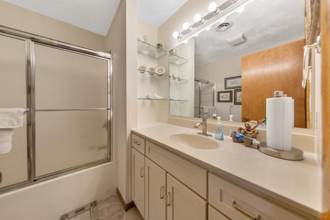 32 Bathroom.jpg | Image 33