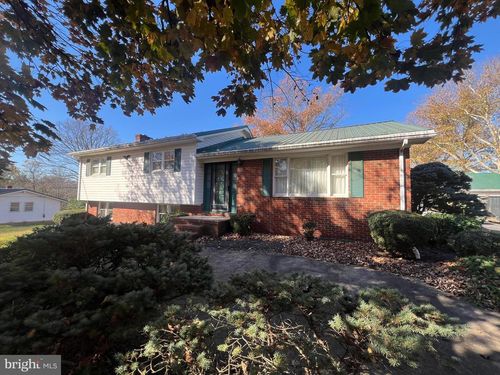 725 Henshaw Rd, BUNKER HILL, WV, 25413-2405 | Card Image