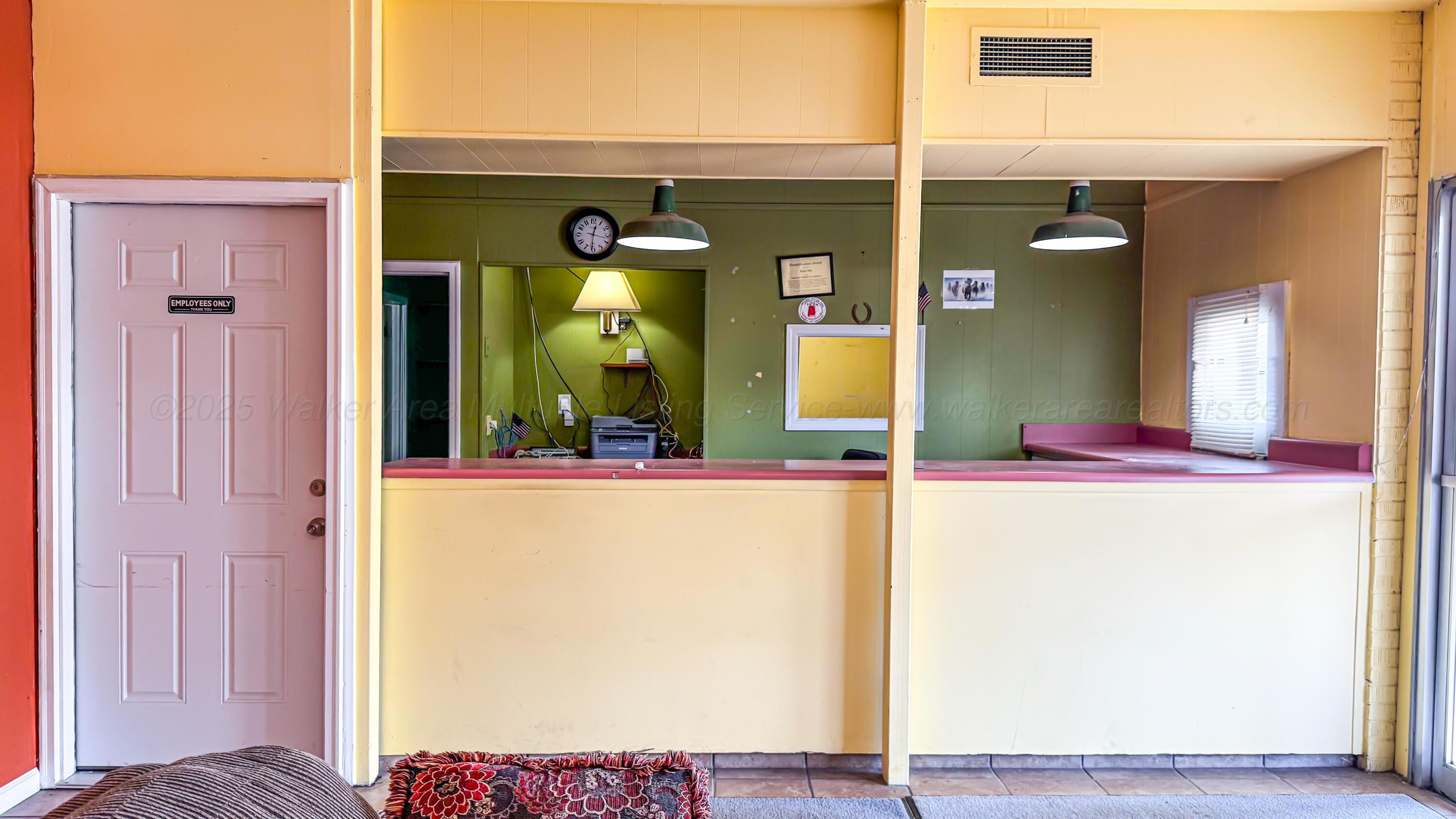 Commercial Sale in Guin 4