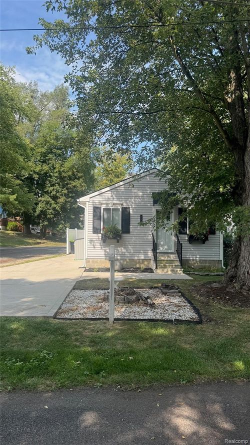 132 Maudlin St, Novi, MI, 48377-1843 | Card Image