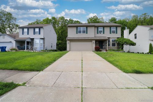 5626 Lockwood Dr, Waterford Twp, MI, 48329-3498 | Card Image