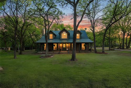 136 Southwinds Dr, Weatherford, TX, 76087-8233 | Card Image