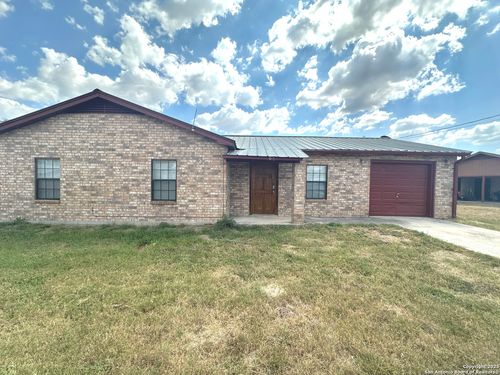 508 N Washington Dr, Devine, TX, 78016-2541 | Card Image