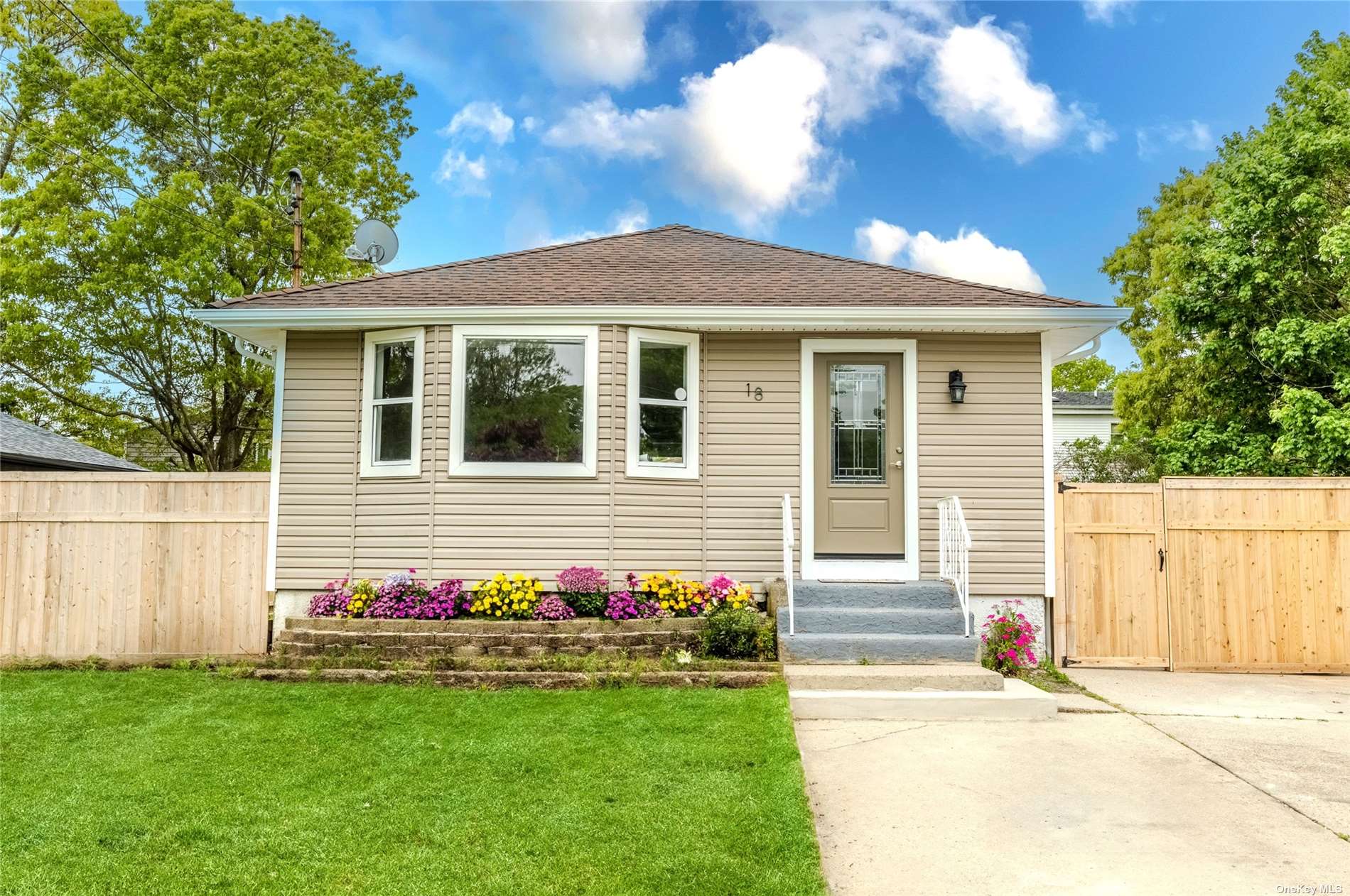 Ashwood Dr, Shirley, NY 11967