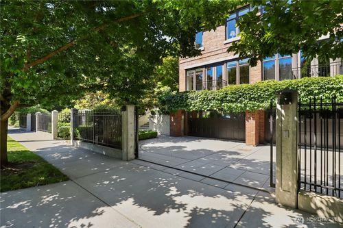 719 Harvard Ave E, Seattle, WA, 98102-4625 | Card Image