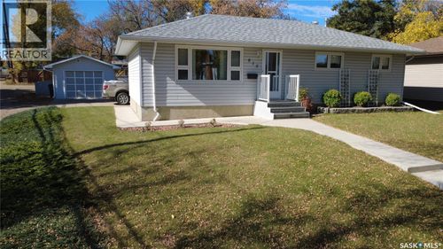 810 11th Ave Ne, Swift Current, SK, S9H2V4 | Card Image