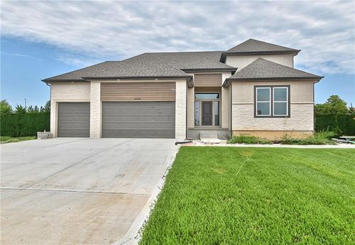 6039 Apache Dr, Shawnee, KS, 66226-2726 | Card Image