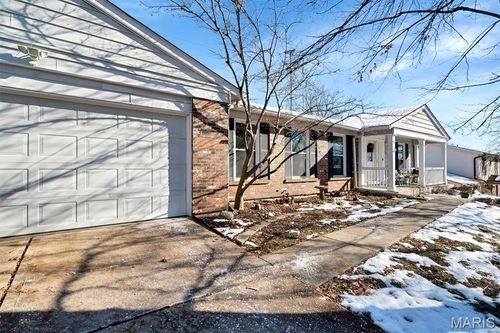 902 Rusticmanor Cir, Ballwin, MO, 63011-3619 | Card Image