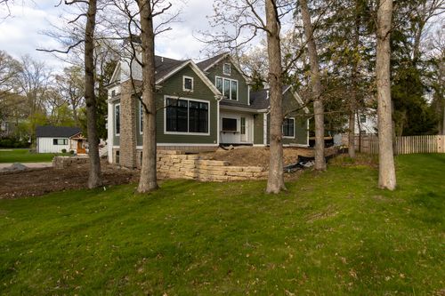 327 Church Dr, Fontana, WI, 53125-1323 | Card Image