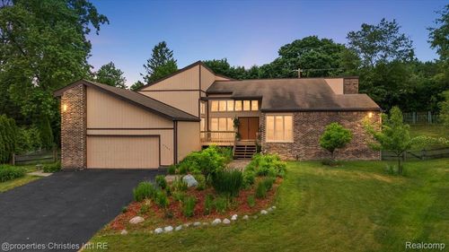 4566 Walden Dr, Bloomfield Hills, MI, 48301-1149 | Card Image