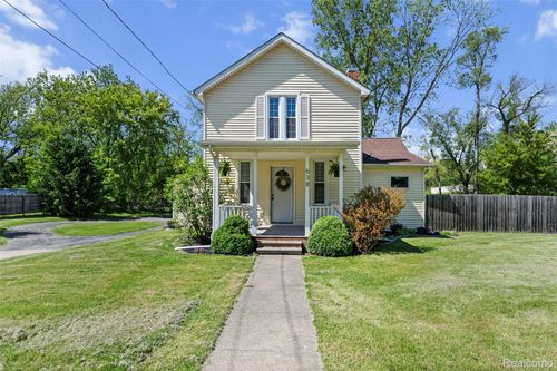 638 E Michigan Ave, Grass Lake, MI, 49240-9483 | Card Image