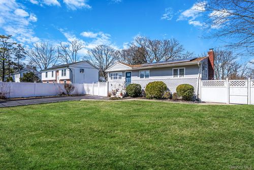 23 Mckinley St, Islip, NY, 11751-3512 | Card Image