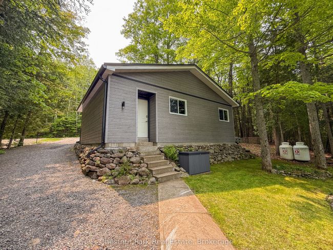 293 W Diamond Lake Rd, House other with 3 bedrooms, 2 bathrooms and 4 parking in Highland Grove ON | Image 6