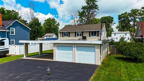 9326 Rivershore Dr, Niagara Falls, NY, 14304-4449 | Card Image