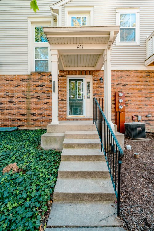 621 W Natalie Ln, Addison, IL, 60101-3261 | Card Image