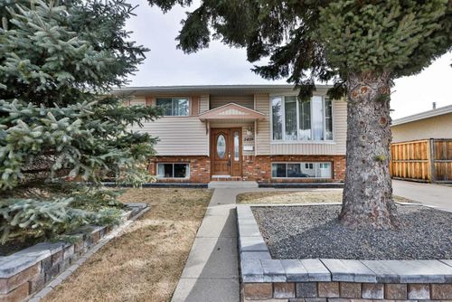 2419 19 Street N, Lethbridge, AB, T1H4T4 | Card Image