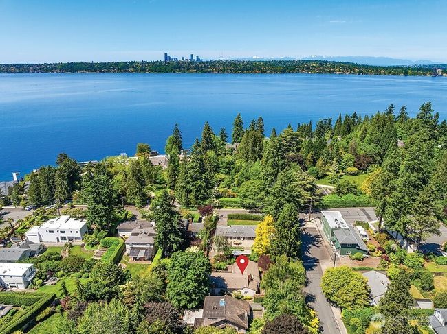 7611 Ne 8 Th St, House other with 3 bedrooms, 2 bathrooms and null parking in Medina WA | Image 10