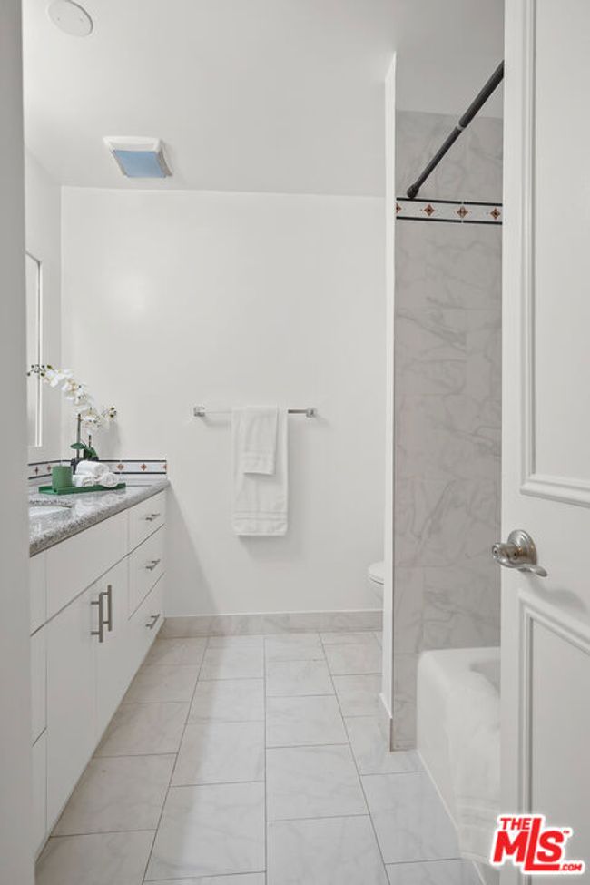 APT-114 - 1121 N Olive Dr, Condo with 1 bedrooms, 1 bathrooms and 1 parking in West Hollywood CA | Image 14