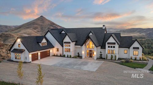 8011 Westridge Ln, Emmett, ID, 83617-5131 | Card Image