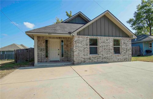 811 Dansby St, Bryan, TX, 77803-2814 | Card Image