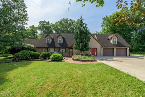 242 Elvira Ct, Mc Donald, OH, 44437 | Card Image