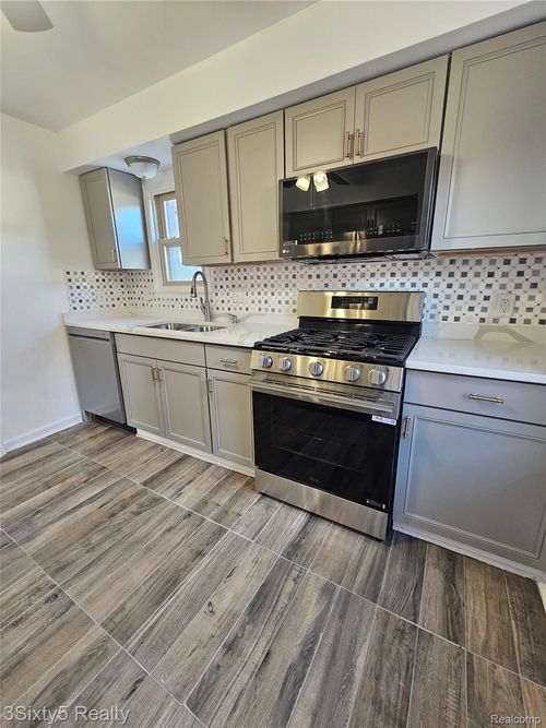 734 Highland St, Wyandotte, MI, 48192-2432 | Card Image