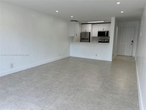 r210-17901 Nw 68 Avenue, Hialeah, FL, 33015 | Card Image