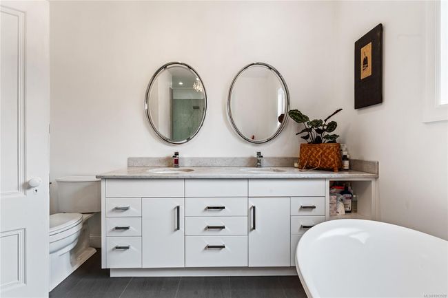1023 St Charles St, House other with 3 bedrooms, 3 bathrooms and 6 parking in Victoria BC | Image 32