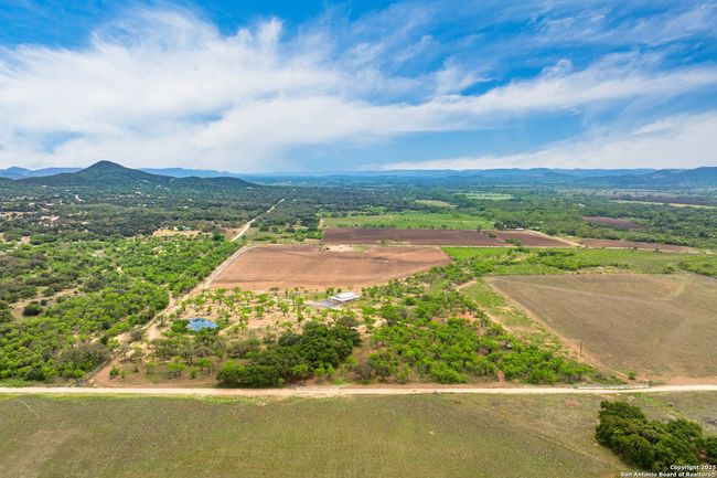 1065 B &Amp; R, Home with 3 bedrooms, 3 bathrooms and null parking in Utopia TX | Image 8