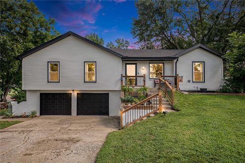 10009 70th Ct, Parkville, MO, 64152-2458 | Card Image