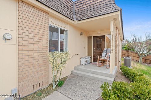 32 Crest Cir, Yakima, WA, 98908-2573 | Card Image
