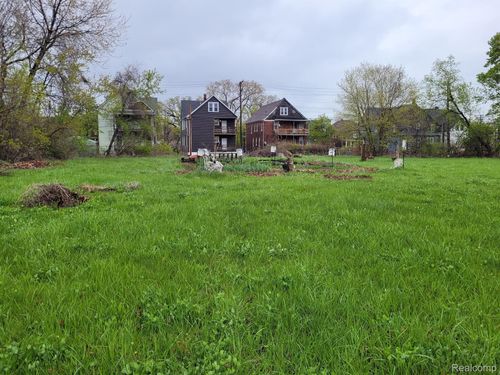 2158 Field St, Detroit, MI, 48214-2339 | Card Image