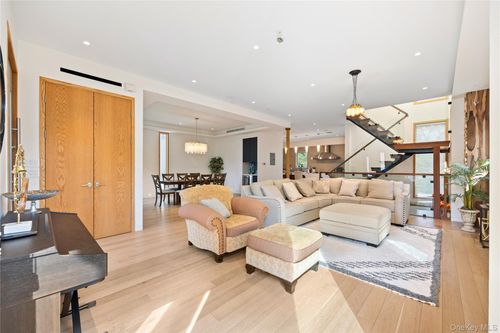 3 Hewlett Pl, Great Neck, NY, 11024-1605 | Card Image