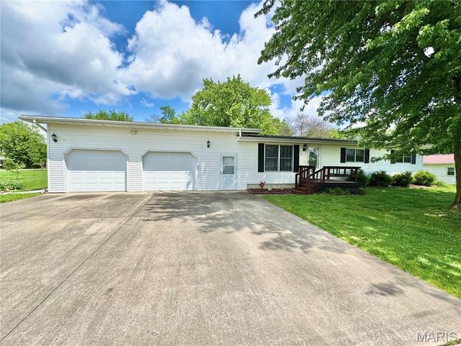 Single story home with an attached garage, driveway, and a front lawn | Image 37