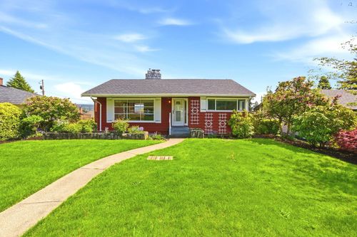 412 Blair Ave, New Westminster, BC, V3L4A3 | Card Image