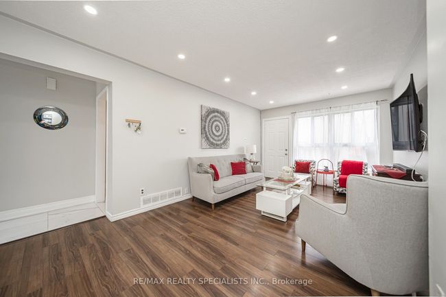 308 Fleetwood Cres, Condo with 4 bedrooms, 2 bathrooms and 2 parking in Brampton ON | Image 13