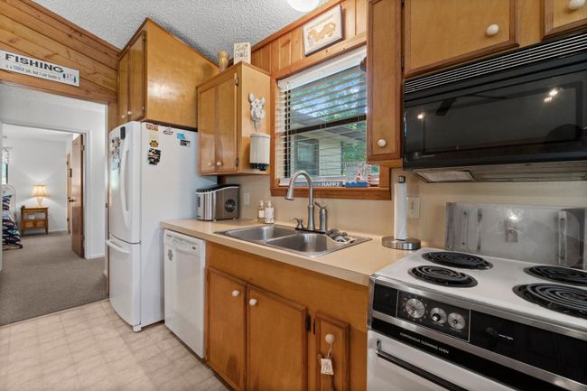 31 N Lakeview Dr, House other with 4 bedrooms, 2 bathrooms and 2 parking in Pointblank TX | Image 13