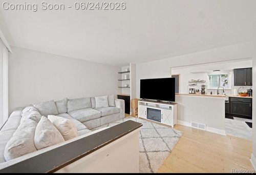 18432 Mesle St, Roseville, MI, 48066-4843 | Card Image