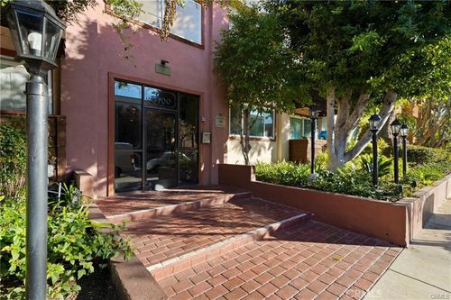 56-5400 Newcastle, Encino, CA, 91316 | Card Image