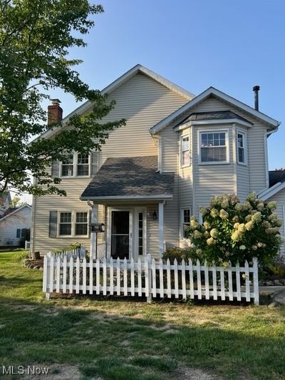 View of front of property featuring a front yard | Image 1