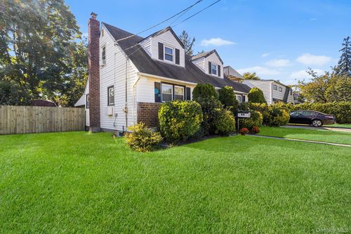 500 Willow St, South Hempstead, NY, 11550-8019 | Card Image