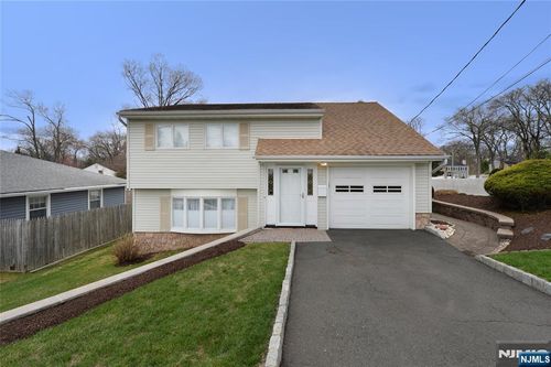 140 Manhattan Ave, Waldwick, NJ, 07463-2208 | Card Image