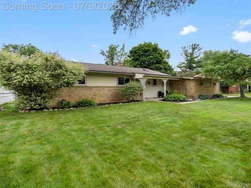 32000 Coronet Dr, Farmington Hills, MI, 48334-2833 | Card Image