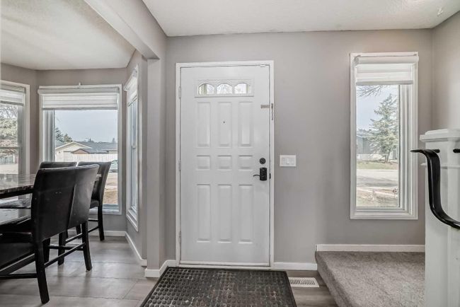 59 Castlegrove Road Ne, Home with 3 bedrooms, 1 bathrooms and 2 parking in Calgary AB | Image 5