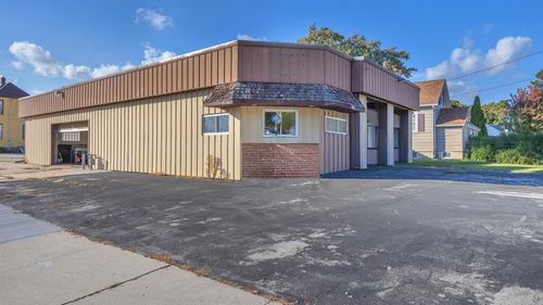 2928 Lakeshore Dr, Sheboygan, WI, 53081-6830 | Card Image