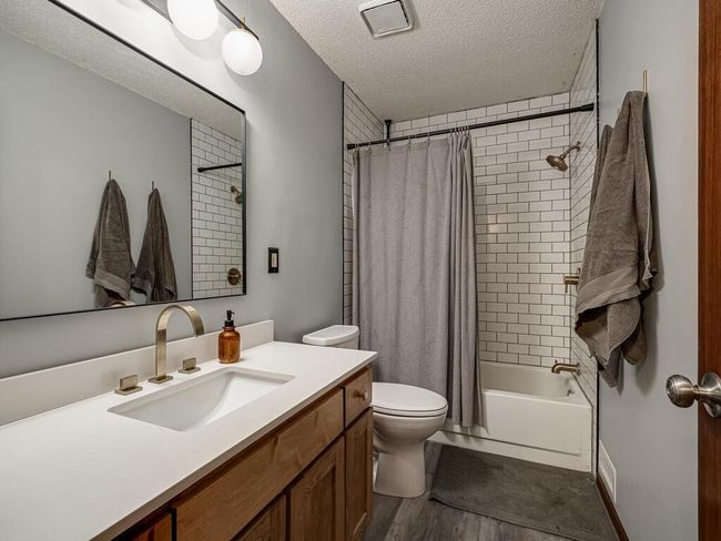 Updated upper level bath | Image 19