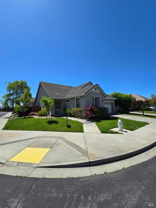 548 White Pine St, Vacaville, CA, 95687-8004 | Card Image